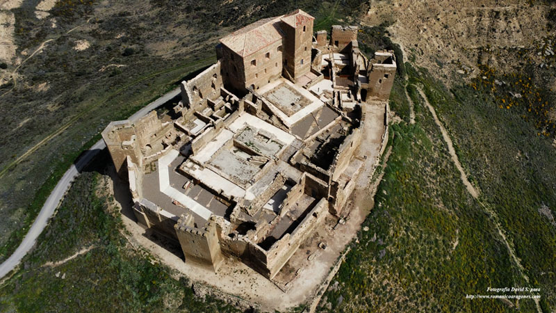 PERÍMETRO DEL CLAUSTRO EN PRIMER PLANO. AL FONDO, MURO SUR DEL TEMPLO Y TORRE DEL HOMENAJE